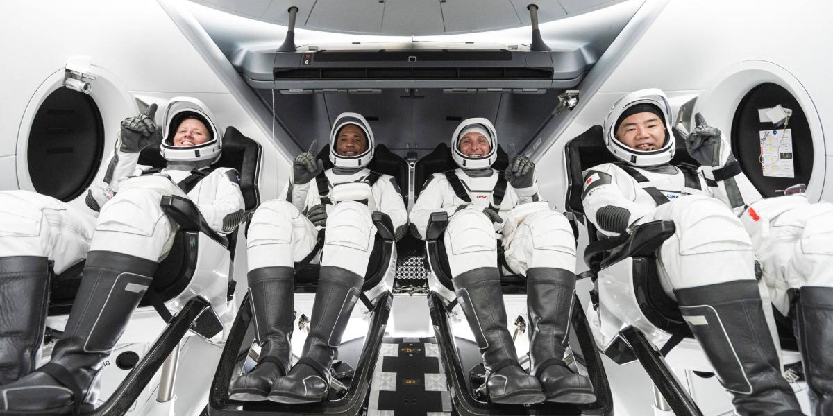 Los atronautas estadounidenses Michael S. Hopkins, Victor J. Glover y Shannon Walker, de la Nasa, y el japonés Soichi Noguchi, de la Agencia Espacial Japonesa. Foto: SpaceX