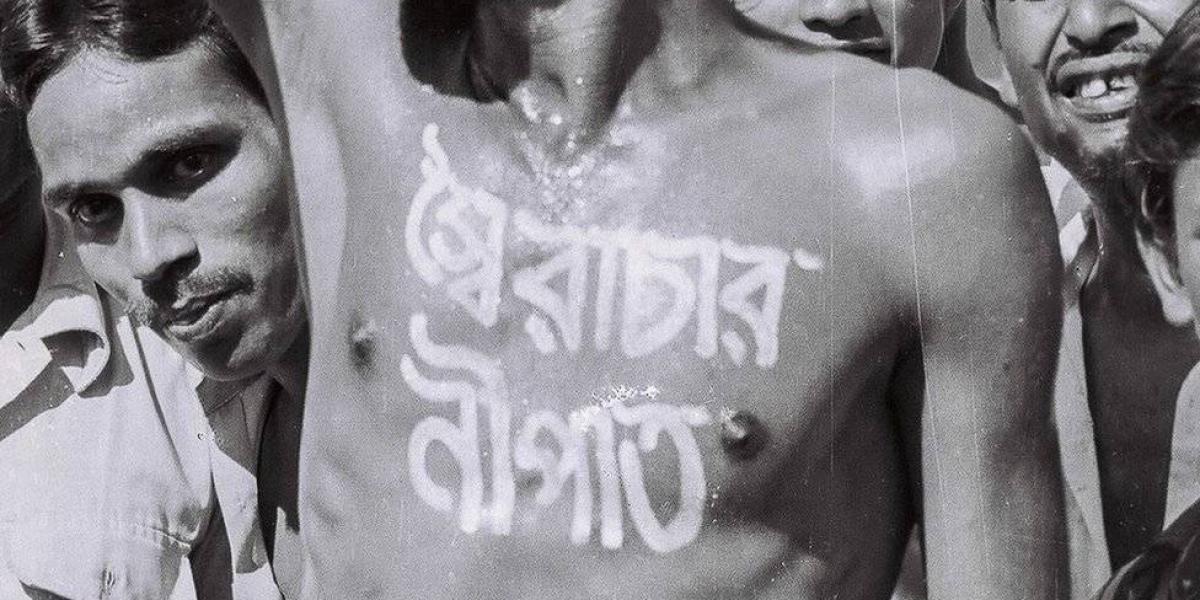 Noor Hossain en Dhaka en 1987, momentos antes de que la policía le disparara. "Abajo la autocracia", se lee en su torso.