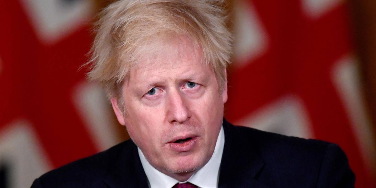 El primer ministro del Reino Unido, Boris Johnson, anunció las nuevas restricciones este sábado.