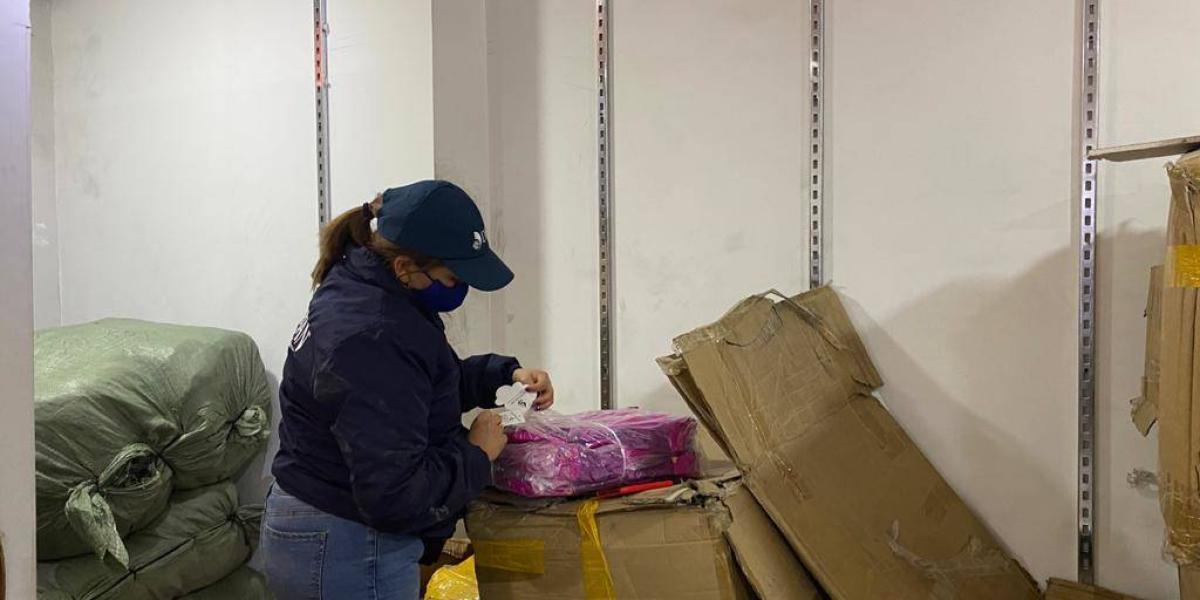 La DIAN anunció el decomiso de mercancía de contrabando por un valor estimado de 3.000 millones de pesos en el centro de Bogotá.