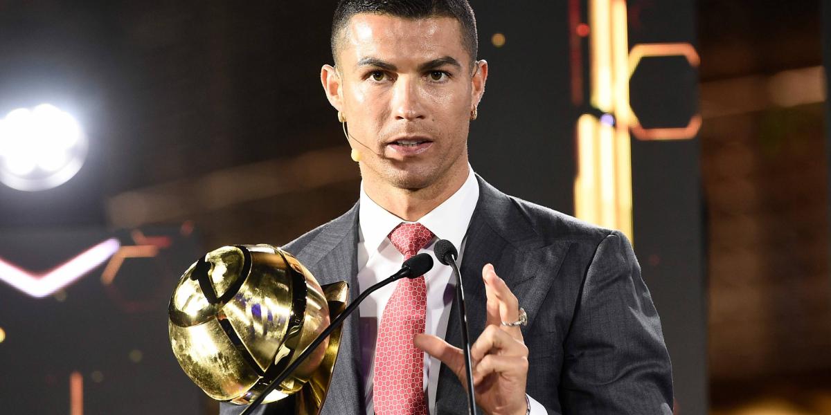 Cristiano Ronaldo, con su trofeo.