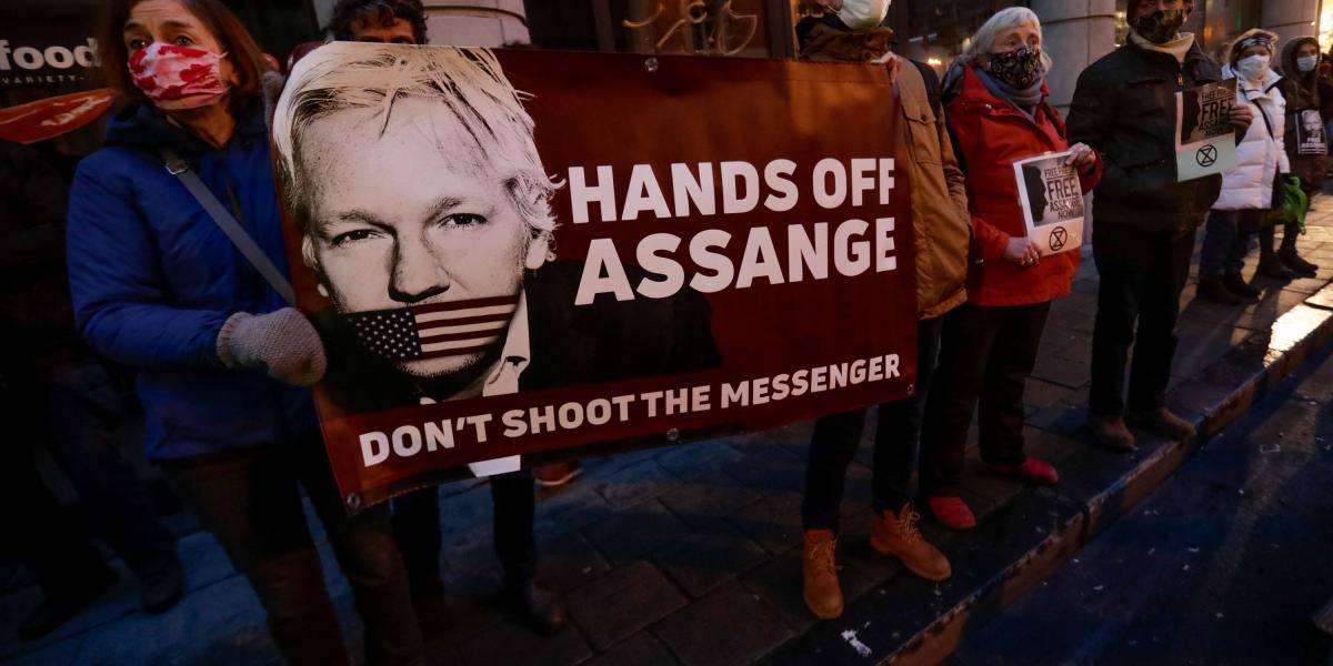 Simpatizantes de Julian Assange demuestran su apoyo al fundador de WikiLeaks.