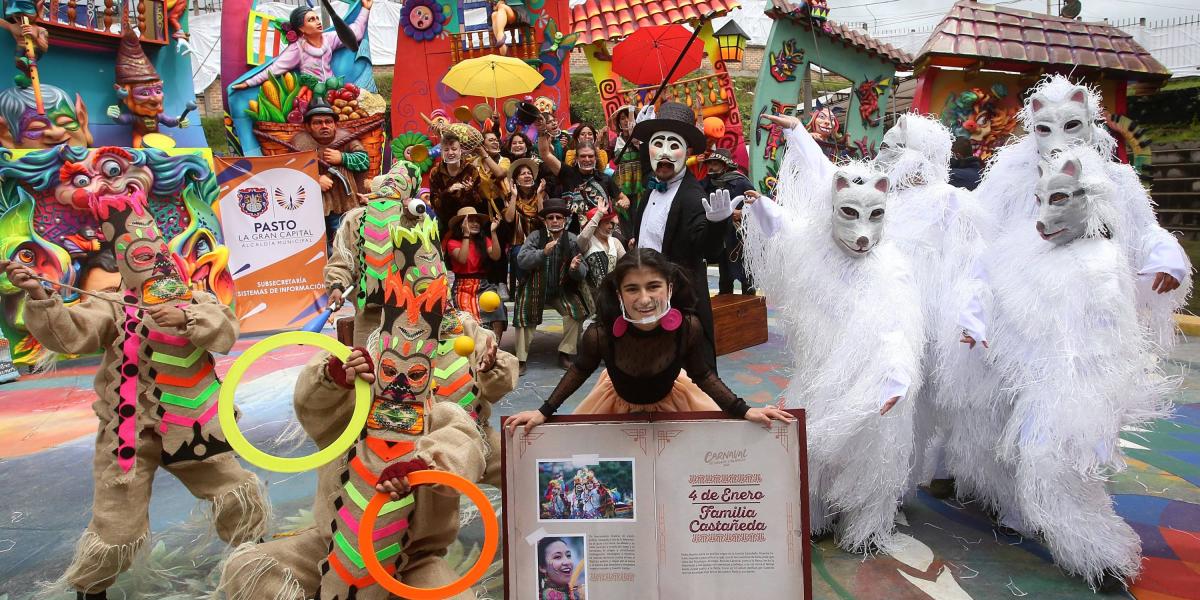 Desfile de la familia Castañeda, tradidición en Carnaval de Blancos y Negros