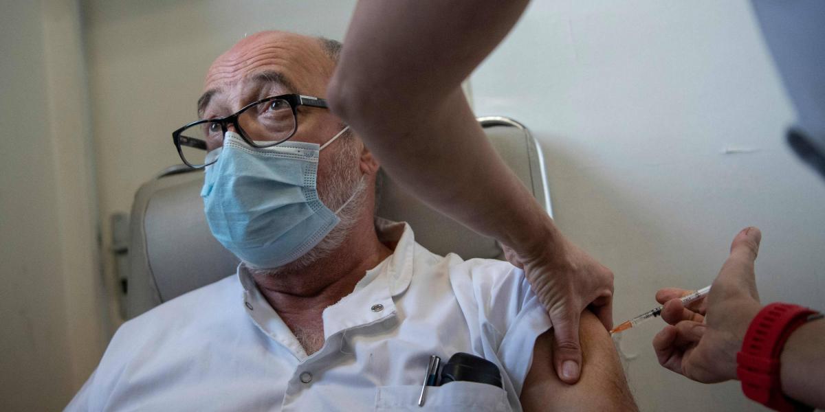 Un médico recibe la vacuna Pfizer-BioNTech covid-19 en el Hospital Timone de Marsella, sureste de Francia, el 5 de enero de 2021.