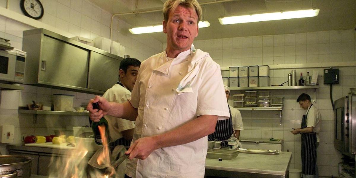 El chef Gordon Ramsay se hizo célebre por sus programas de televisión donde es un duro juez culinario. Tiene restaurantes en varias ciudades del mundo.
