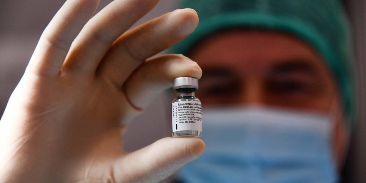 Un trabajador de la salud prepara una jeringa con una dosis de la vacuna Pfizer-BioNTech en el Hospital Villa Scassi en Génova, Italia, 05 de enero de 2021.