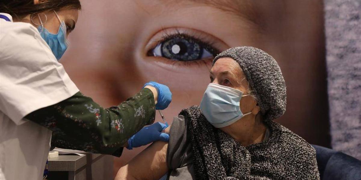 Una mujer recibe la vacuna en Israel.