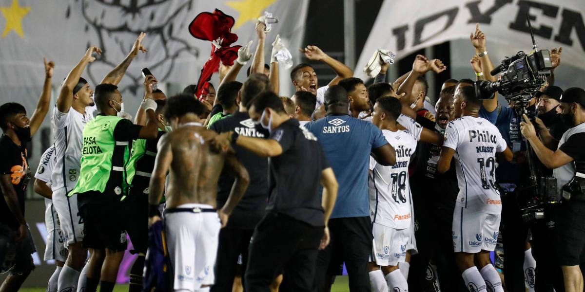 Los jugadores de Santos celebran el paso a la final.