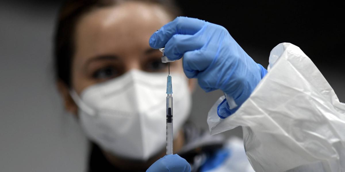 Trabajadora de la salud prepara una vacuna Pfizer-BioNTech durante una campaña de vacunación de los miembros de Servicios Médicos de Emergencia de Madrid, España.
