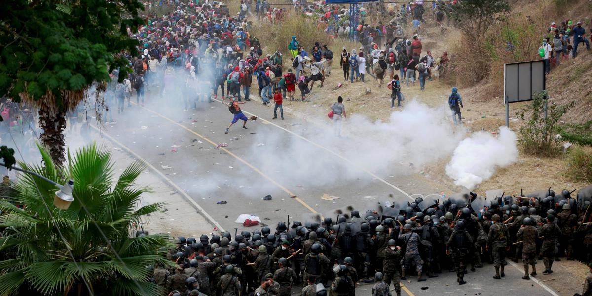 Guatemala autoridades frenan con lacrim genos a caravana migrante