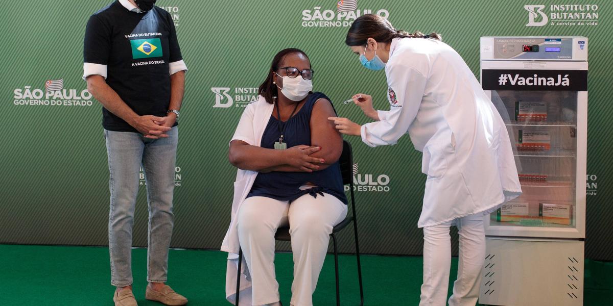 Joao Doria, gobernador de Sao Paulo, observa cómo se administra la primera vacuna de Sinovac contra el covid-19 a la enfermera Monica Calazans.