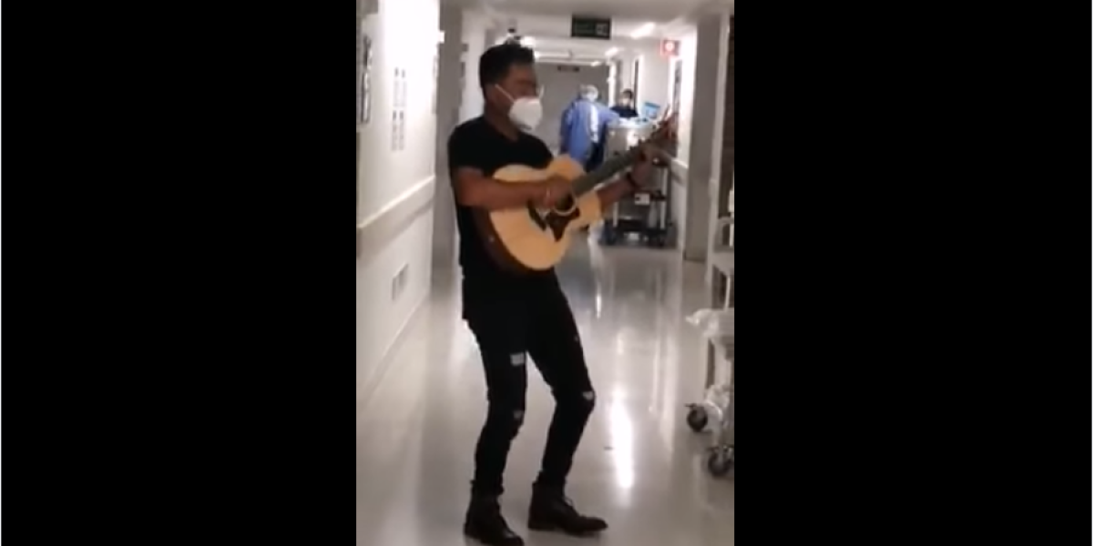 El cantante Álex Campos cantando en el hospital donde está internado su padre.