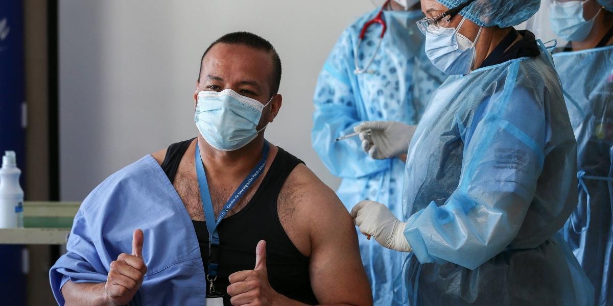 El doctor Jorge Luis Vélez recibe la vacuna contra el covid-19 en el Hospital Centinela Pablo Arturo Suárez hoy, en Quito (Ecuador).