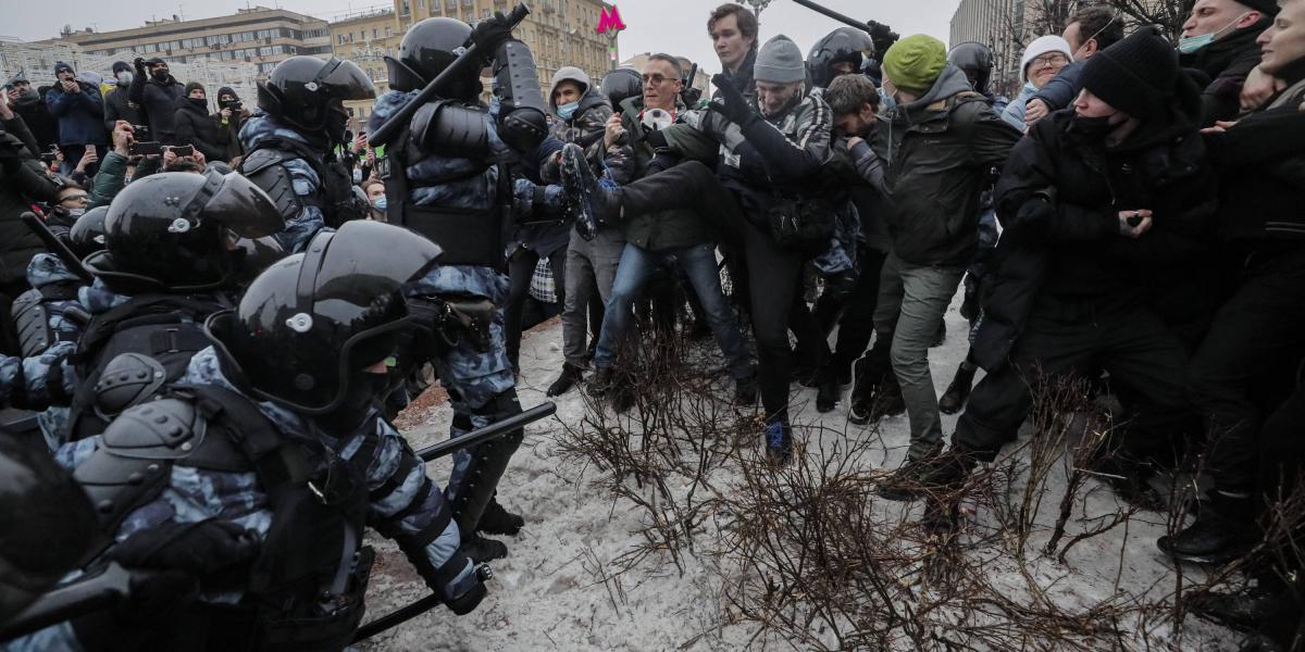 Opositores que apoyan a Alexei Navalni se enfrentaron este sábado contra las autoridades rusas que reprimieron las protestas.