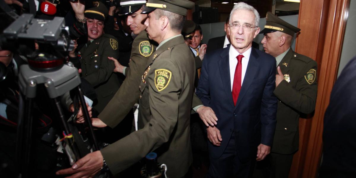 La tutela de Álvaro Uribe expone que la indagatoria que la Corte Suprema hizo en su contra no se puede equiparar a una imputación de cargos