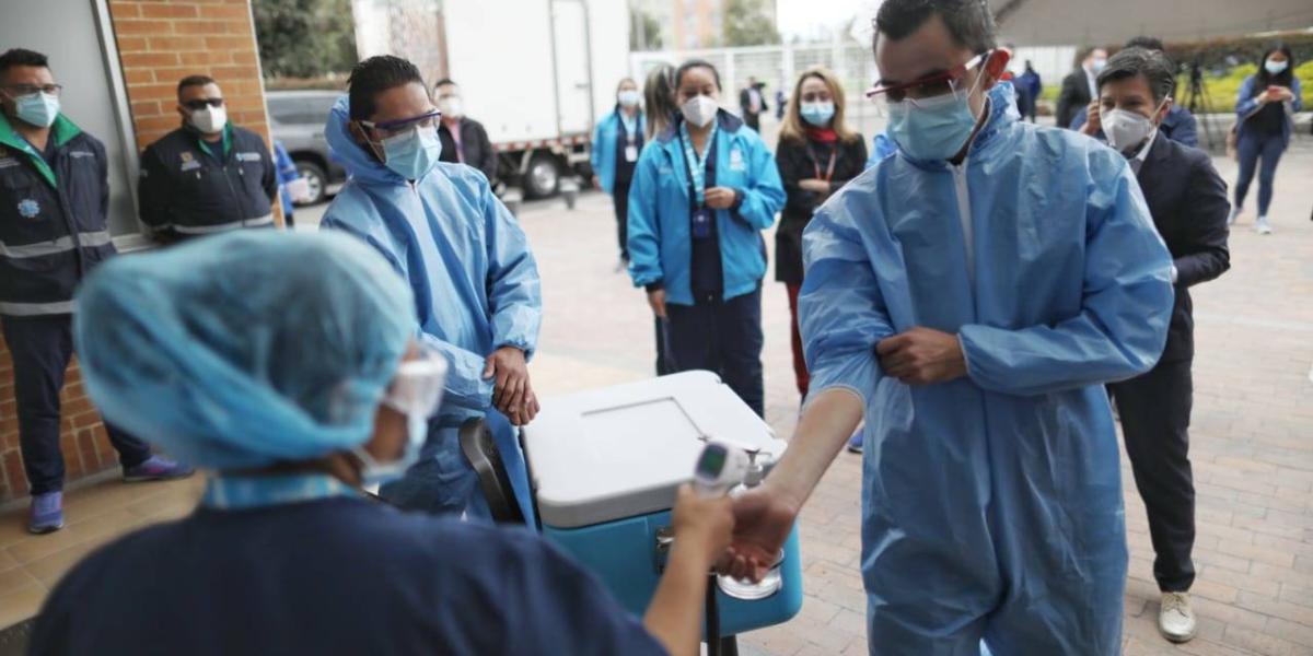 En el hospital de El Tintal se realizó un simulacro para aplicar las vacunas contra covid 19 en compañía de la alcaldesa Claudia López.