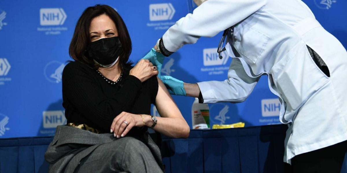 La vicepresidenta de Estados Unidos, Kamala Harris, recibe su segunda dosis de la vacuna Covid-19 en los Institutos Nacionales de Salud, en Bethesda, Maryland.