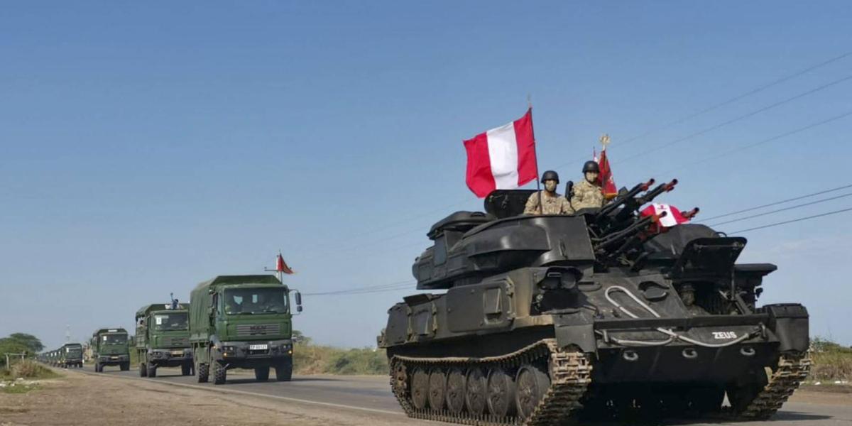Vehículos militares en Tumbes, Perú, de camino a la cercana frontera con Ecuador, el 26 de enero de 2021.