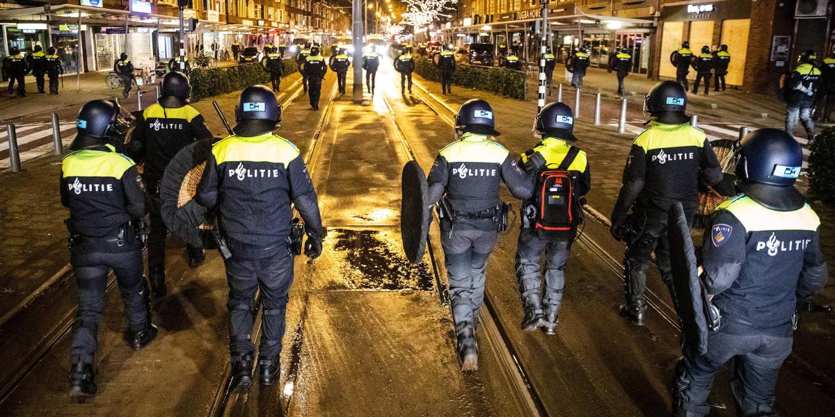 Policías holandeses patrullaron en las calles de Rotterdam este martes durante el toque de queda.
