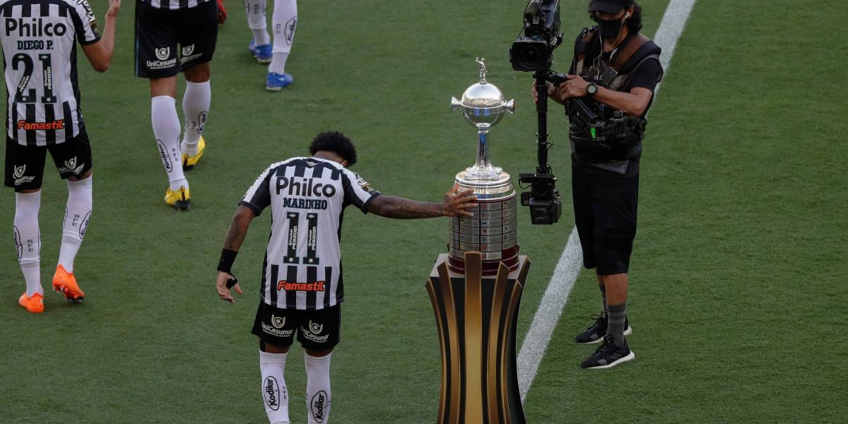 Marinho toca el trofeo de la COpa Libertadores.
