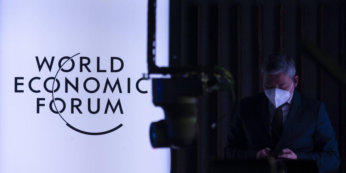 Como consecuencia de la pandemia, las 140 sesiones del Foro Económico Mundial transmitidas ocurrieron de manera virtual