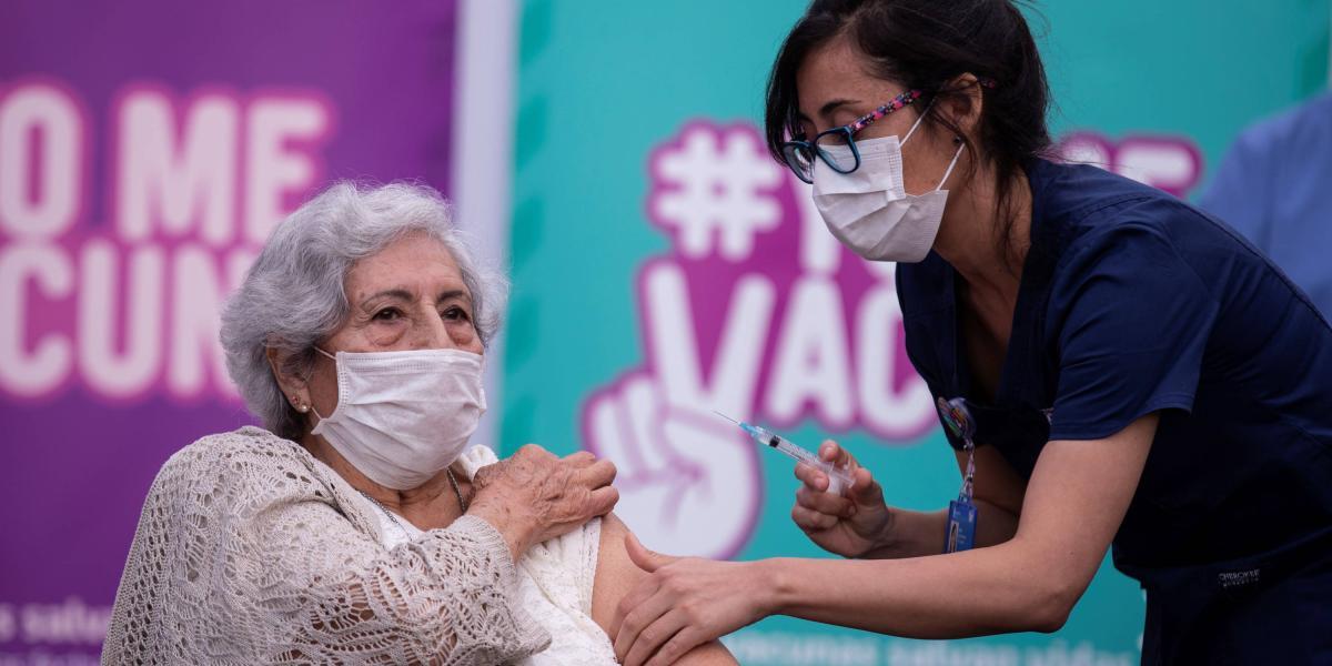 Una persona recibe la primera dosis de la vacuna china Sinovac contra la Covid-19 hoy, en un centro de salud en Santiago (Chile).