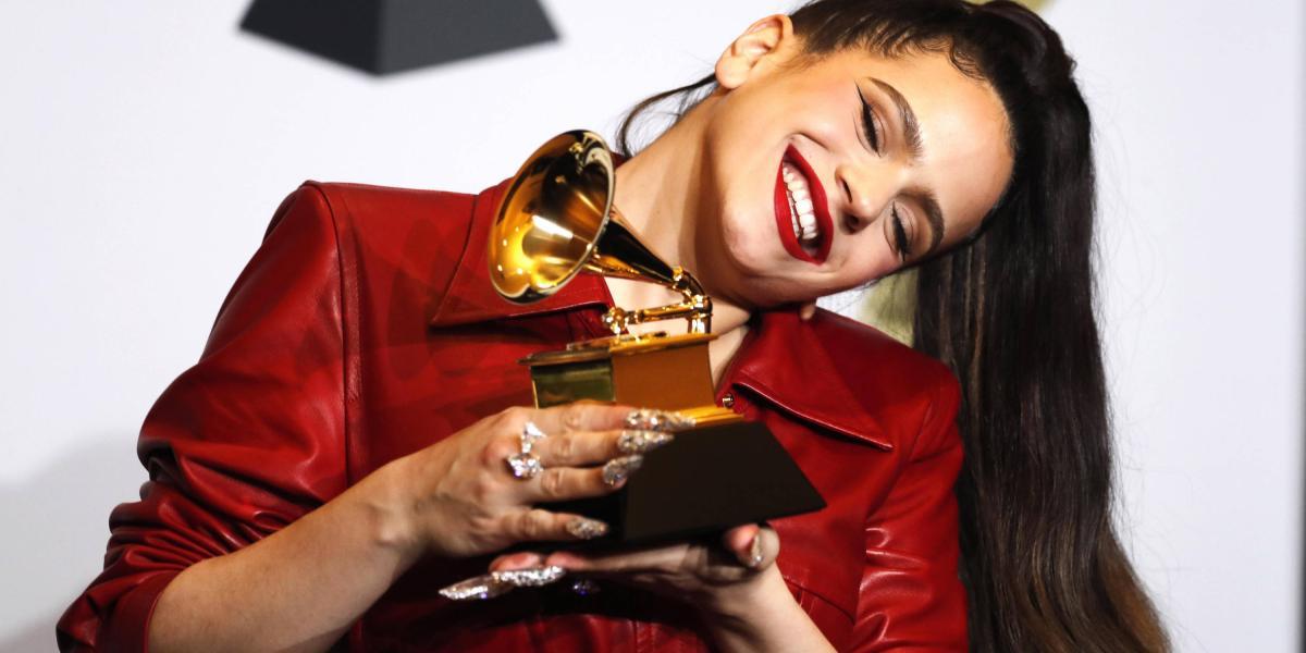 Rosalía con su premio en los Grammy 2020