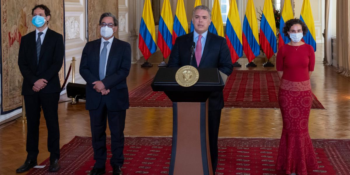 El presidente Iván Duque, acompañado del ministro Alberto Carrasquilla, presentó a los nuevos codirectores Bibiana Taboada y Mauricio Villamizar (izq.).