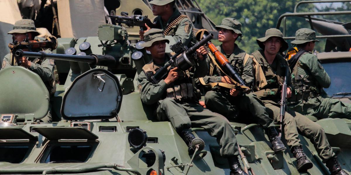 Según fuentes consultadas por la agencia AFP, en Venezuela hay militares taxistas de todos los rangos, incluso generales de alto nivel.