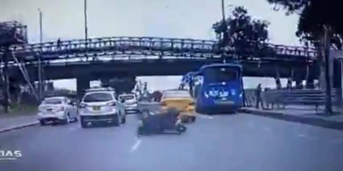 Este es el momento en que el motociclista cae, después de ser impactado por el taxista.