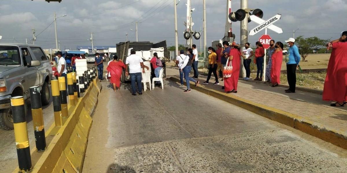Las comunidades se encuentran en asamblea permanente apostadas sobre la línea férrea en el sector conocido como cuatro vías, bloqueando la entrada de acceso al casco urbano de Uribia.