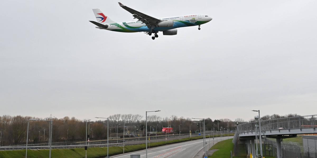 Un avión de pasajeros Airbus A330 de China Eastern Airlines aterriza en el aeropuerto de Heathrow en el oeste de Londres el 14 de febrero de 2021.