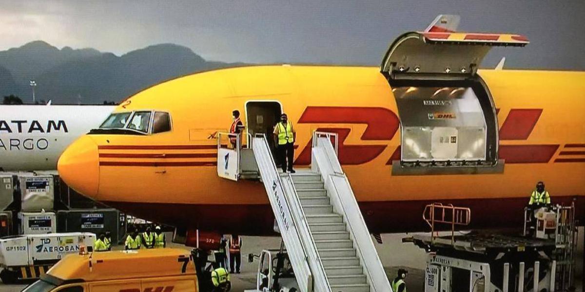 El avión de DHL con el primer lote de vacunas en el aeropuerto El Dorado.