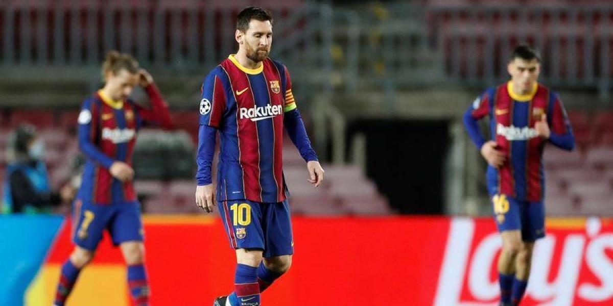 El delantero argentino del FC Barcelona, Leo Messi, tras encajar uno de los goles a favor del Paris Saint Germain durante el encuentro correspondiente a la ida de los octavos de final de la Liga de Campeones.