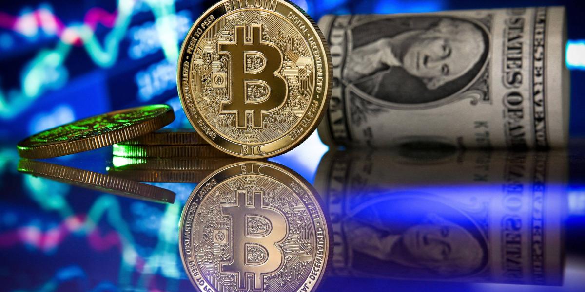El precio del bitcóin se volvió a disparar el viernes y llevó 
el valor del conjunto de los bitcóins creados desde 2009 a más de 1 billón de dólares.
