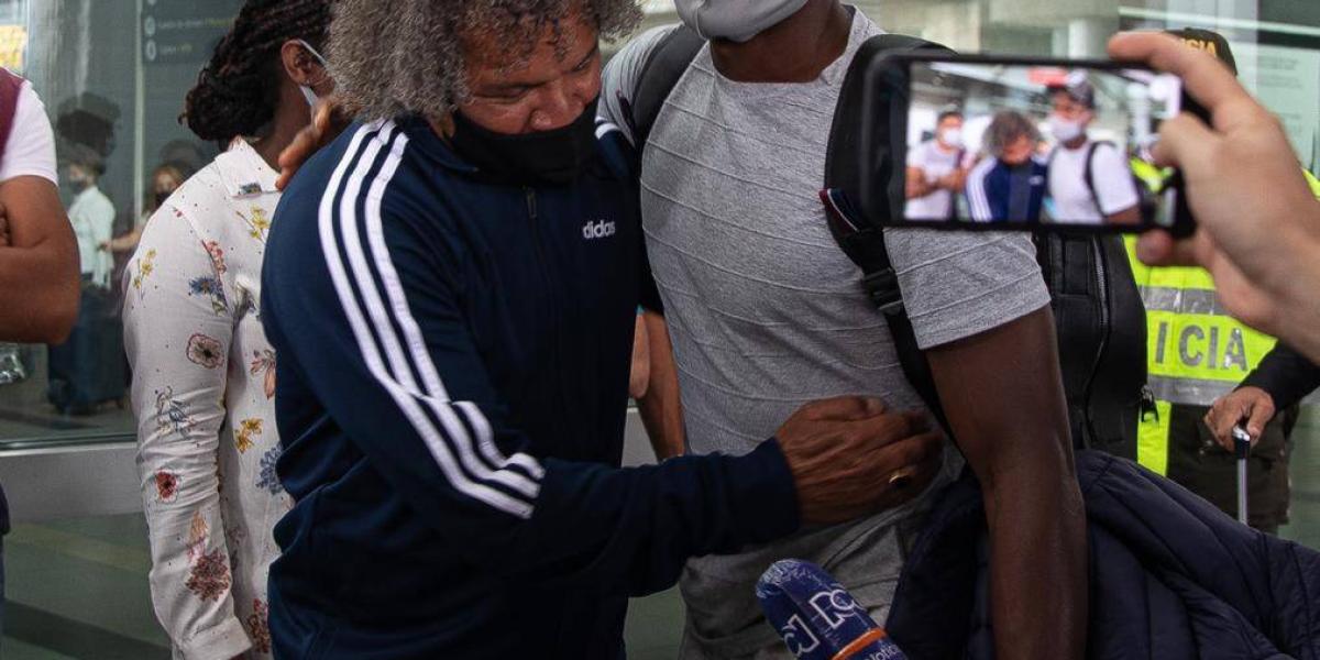 Andrés Felipe Román (der.), a su llegada a Bogotá. Lo recibe el técnico Alberto Gamero.