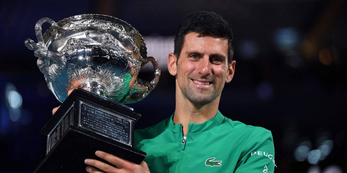 Novak Djokovic, con el trofeo de campeón.