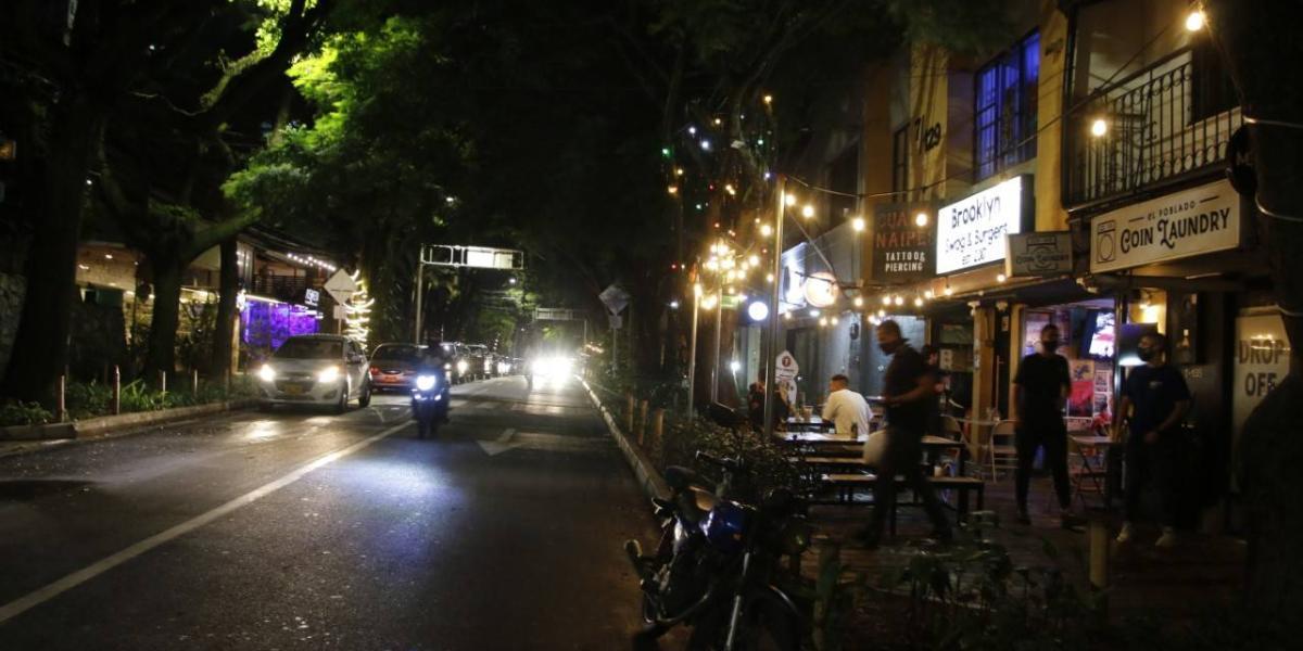 En las noches es lugar de encuentro para muchos visitantes. Algunas calles tienen más bares.