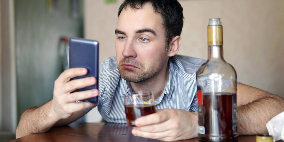 El alcohol puede hacer que envíe mensajes inadecuados, que se equivoque de destinatarios e incluso que comparta fotos o videos que no se atrevería a subir a sus redes de estar sobrio.