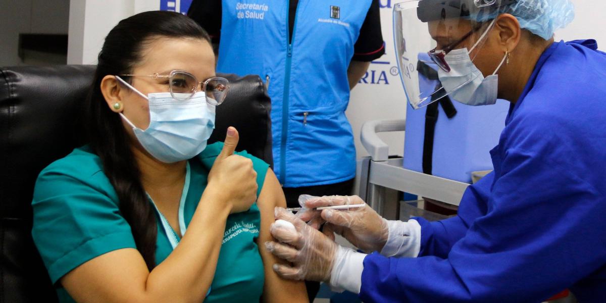 El personal médico de primera línea se vacunó en 5 instituciones habilitadas en Medellín.