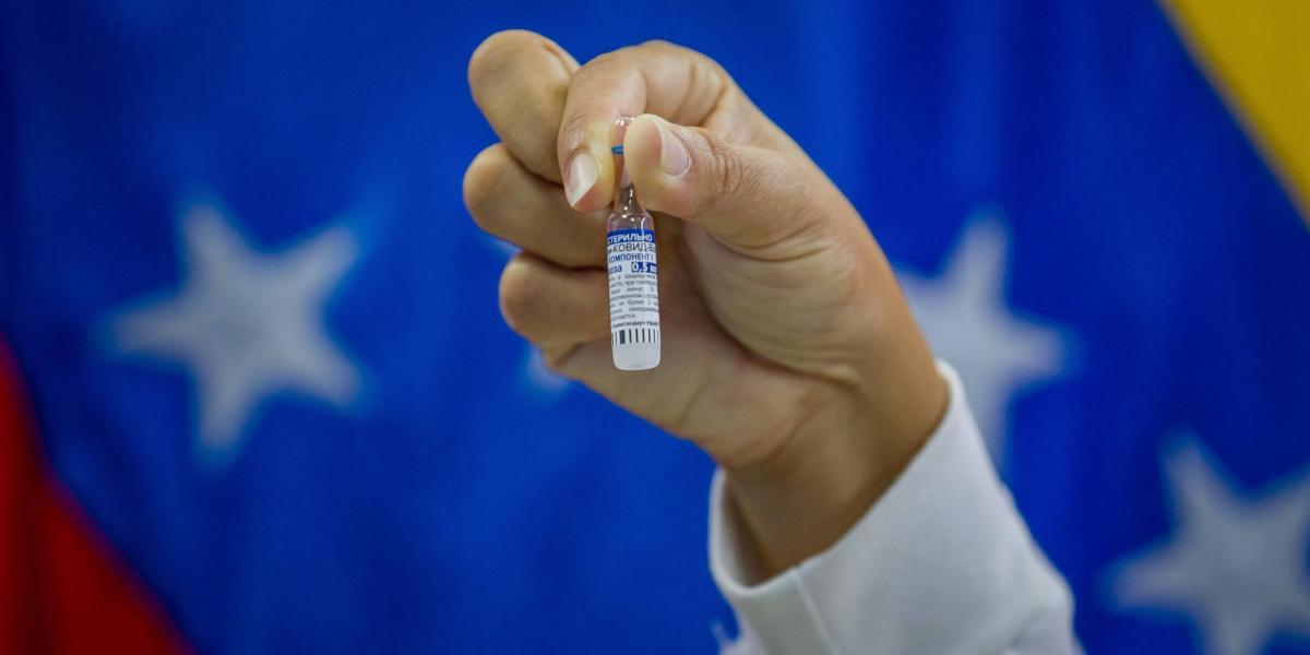 Una enfermera muestra una dosis de la vacuna Sputnik V contra la covid-19 durante una jornada de vacunación al personal médico del Hospital Domingo Luciani, en Caracas (Venezuela).