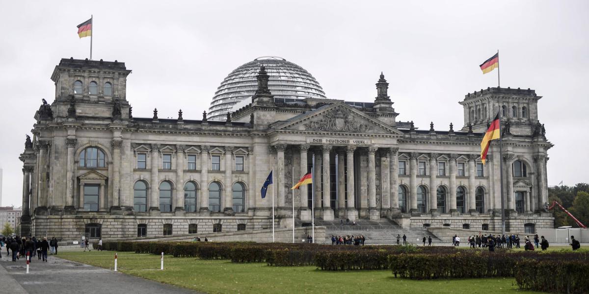 La Fiscalía Federal de Alemania acusó el 25 de febrero de 2021 a un hombre que fue contratado por un contratista de actividad como agente extranjero. En la foto, la sede del parlamento.