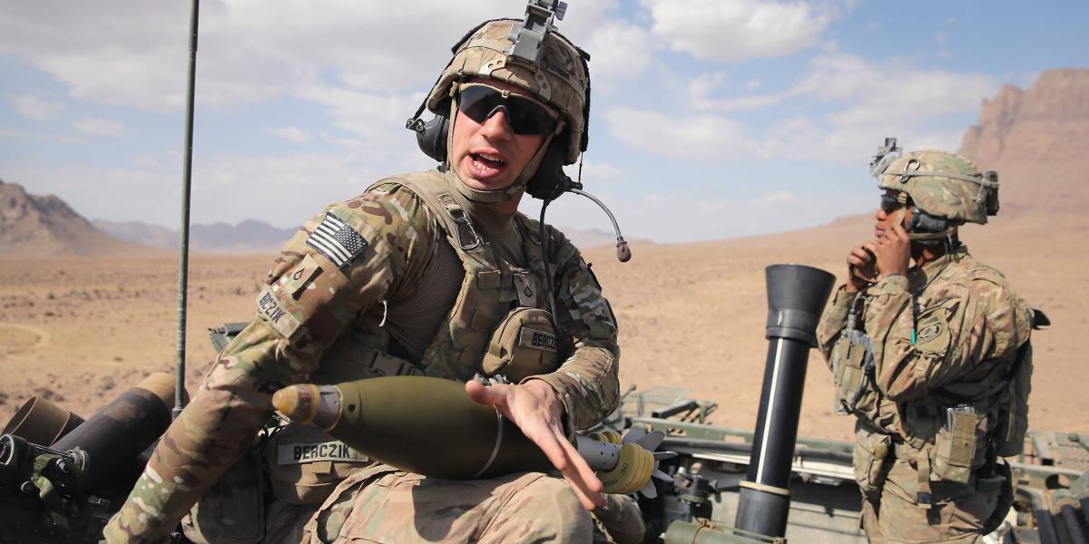 Soldados estadounidenses participan en un ejercicio 
con fuego real cerca de Kandahar, Afganistán.