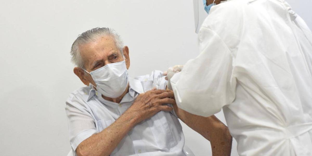 Manuel Patrocinio Algarín Palma recibió la vacuna en un centro de salud de Baranoa.