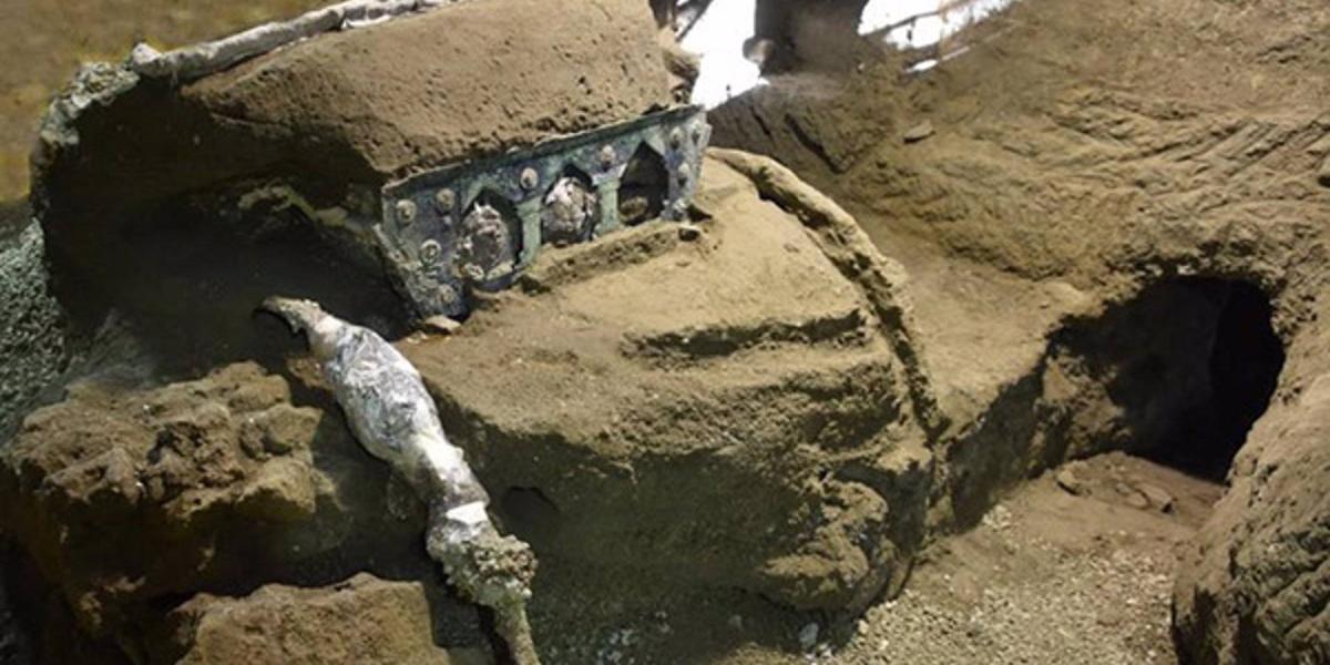 Carro ceremonial romano excavado en Pompeya.