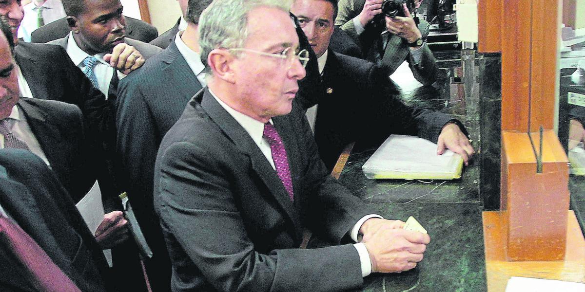 En el 2014 el expresidente Álvaro Uribe se retiró del debate de control político en su contra por supuestos nexos con paramilitares y asistió a la Corte Suprema de Justicia a denunciar a Iván Cepeda. Este es el momento en que radica la denuncia.