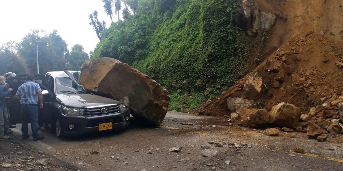 Caída de enorme roca en vía Bogotá - Mesitas