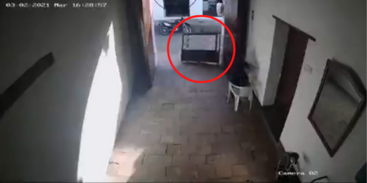 Video muestra cómo cae una vitrina sin explicación aparente.