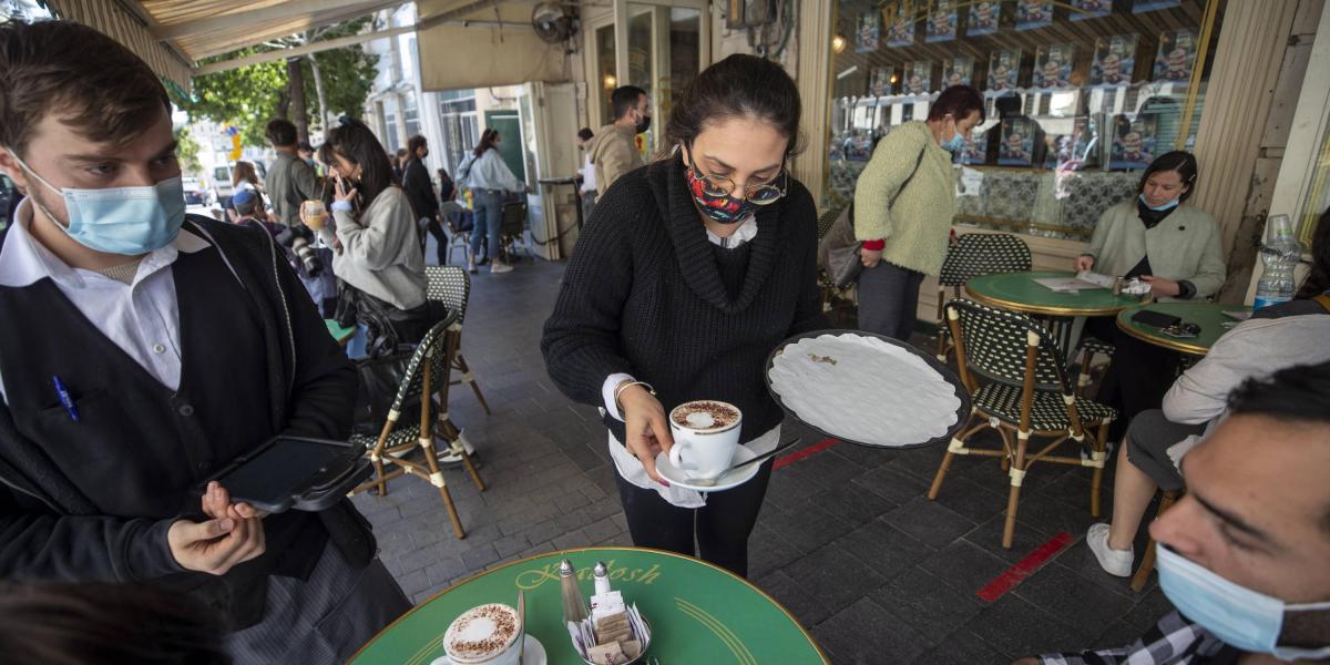 Los israelíes volvieron este domingo a los restaurantes, abiertos para quienes tienen un pase verde de vacunación.