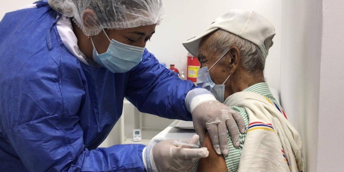 Jornada de vacunación de adultos mayores en Villavicencio.